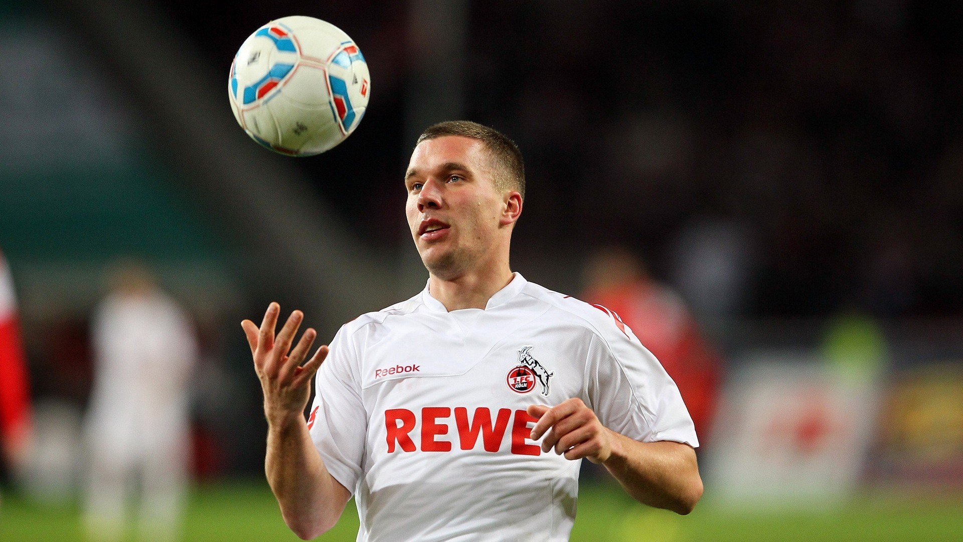 《全景赛场直播:360度观看沉浸体验》,全景直播解决方案