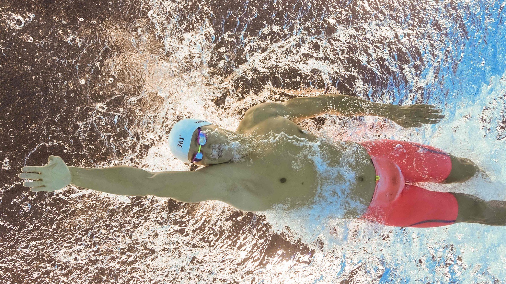 爱游戏-最佳瞬间：王强末节关键三分助球队反超，现场沸腾！