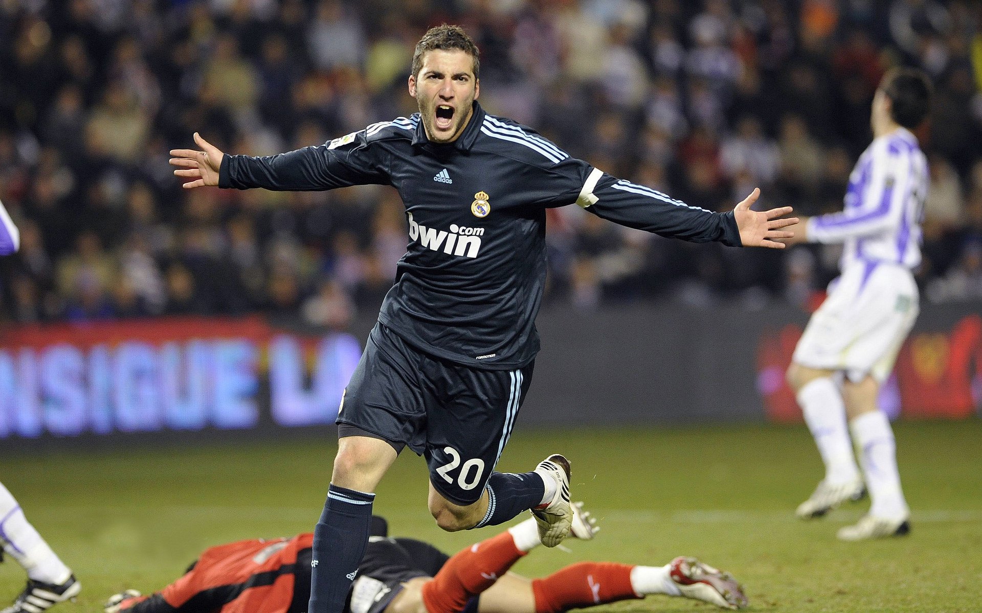 AIYOUXI.COM-热那亚后卫关键时刻扑出对手射门，帮助球队守住胜利，热那亚最强阵容